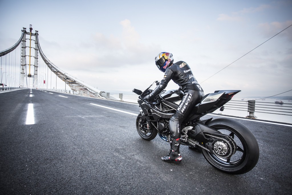 Milli motosikletçi Kenan Sofuoğlu Osman Gazi Köprüsü’nde 